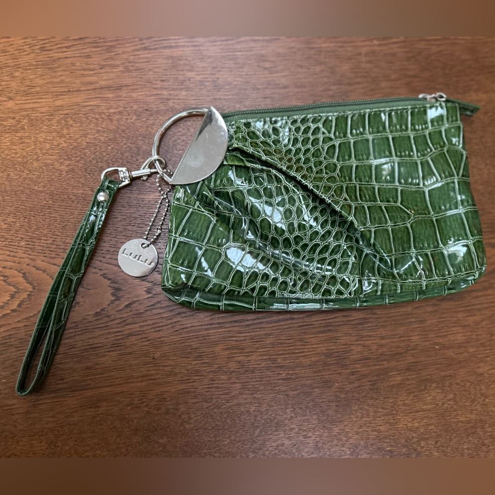 Emerald green Lulu’s Wristlet. Snakeprint faux leather. Silver accent 1/2 circle
